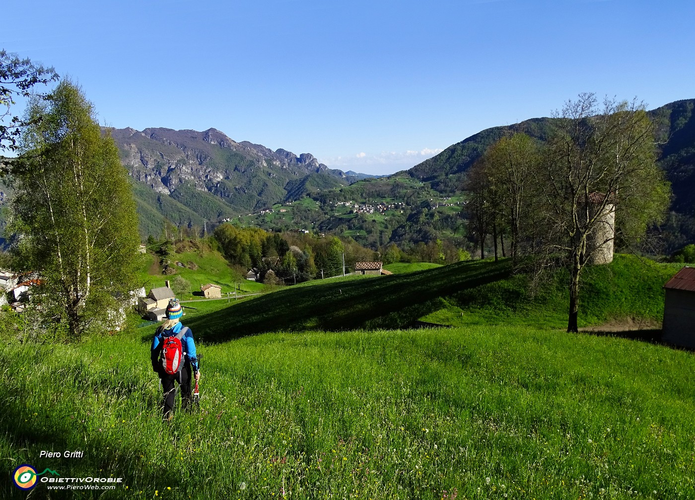 71 Divertente attraversare il prato con erba alta....JPG -                                